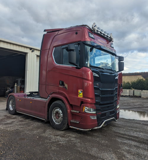 Un camion rouge brillant stationné à l’extérieur d’un atelier, montrant les résultats de la reprogrammation.