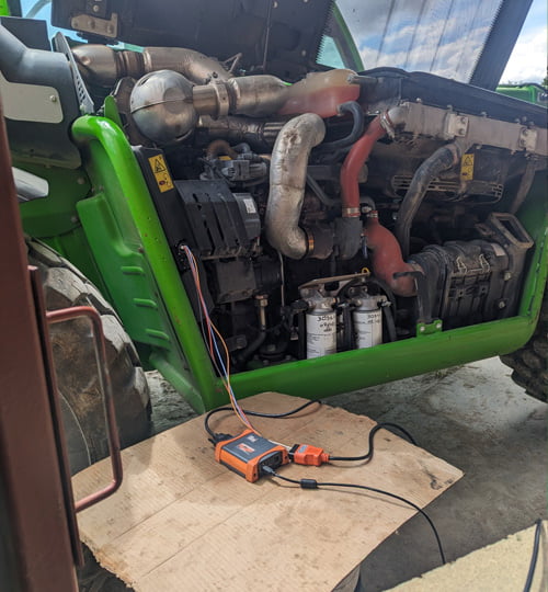 boitier de reprogrammation utilisé sur une machine agricole par Vosges reprog